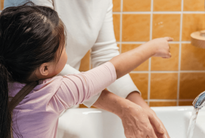 Lavados nasales en niños: aliados contra los mocos